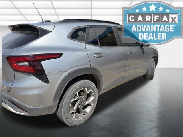 Used 2024 Chevrolet Trax LT FWD image 2