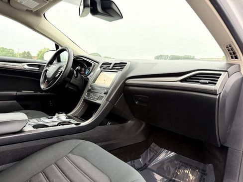 Used 2019 Ford Fusion SE FWD image 20