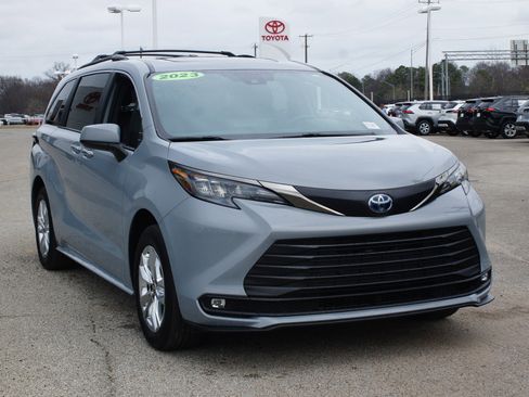Used 2023 Toyota Sienna XLE Woodland Edition image 27