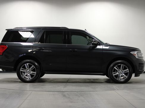 Used 2024 Ford Expedition XLT image 3