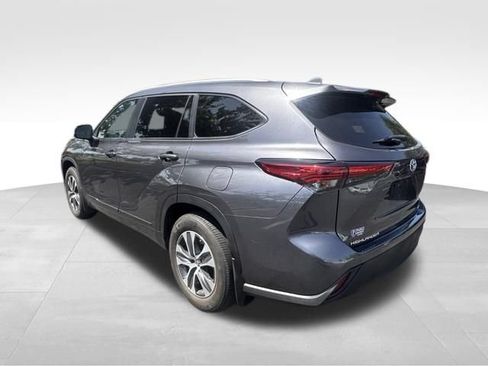 Used 2023 Toyota Highlander XLE FWD image 4