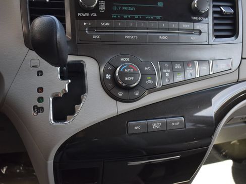 Used 2014 Toyota Sienna LE FWD image 12