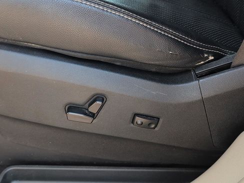 Used 2015 Chrysler Town & Country Touring-L w/ Driver Convenience Group image 21