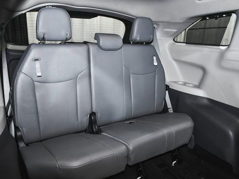 Used 2023 Toyota Sienna Limited image 54