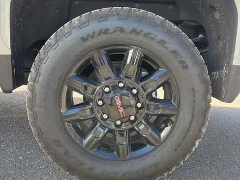 Used 2025 GMC Sierra 2500 AT4 w/ AT4 Premium Plus Package image 17