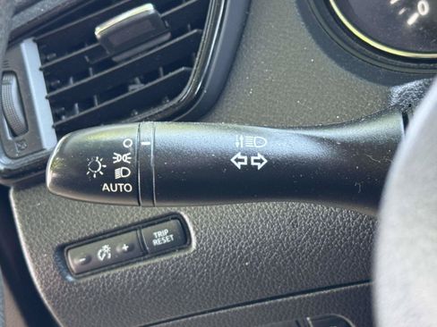 Used 2020 Nissan Rogue S FWD image 18