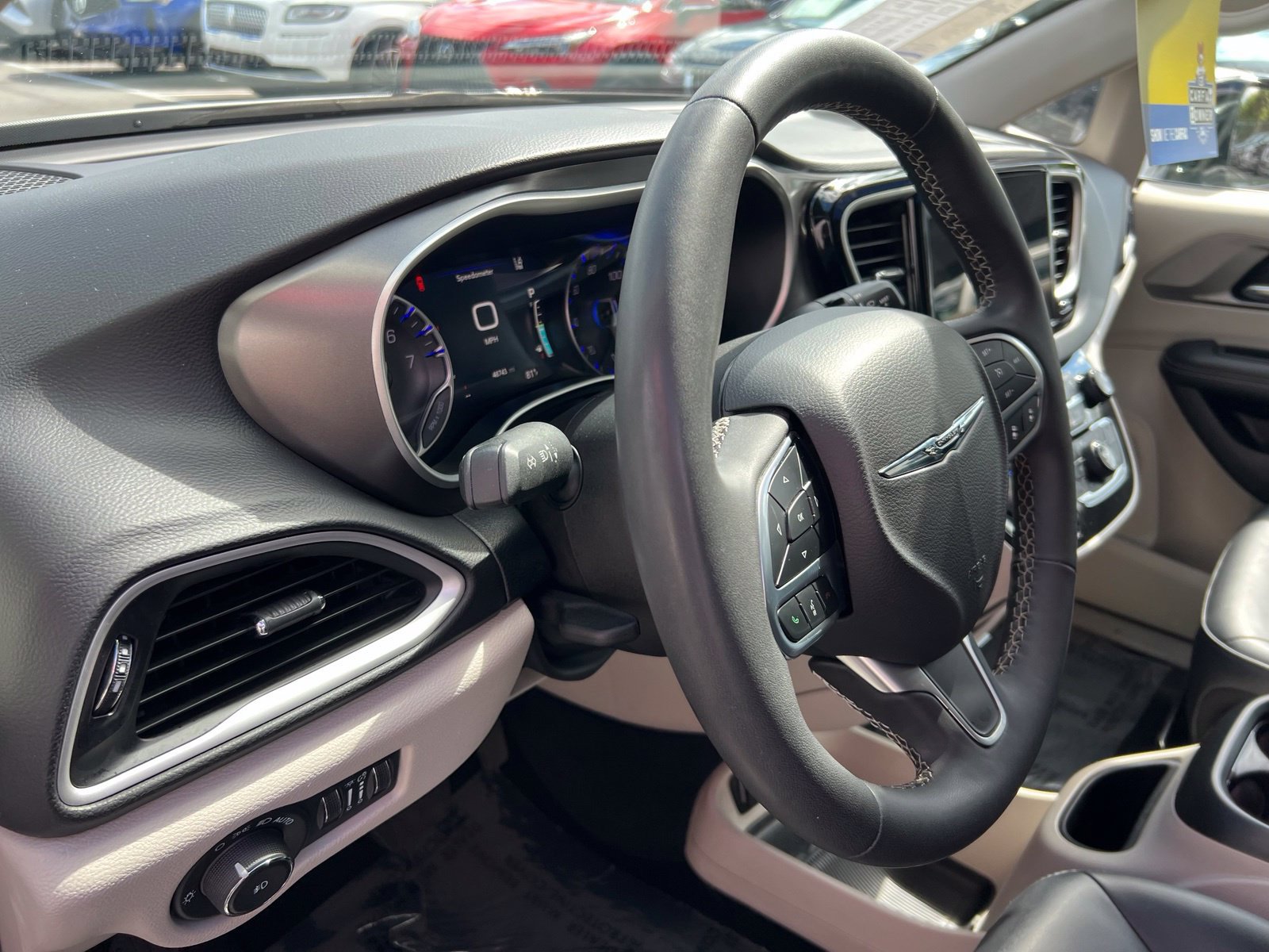 Used 2024 Chrysler Pacifica Touring-L FWD image 27