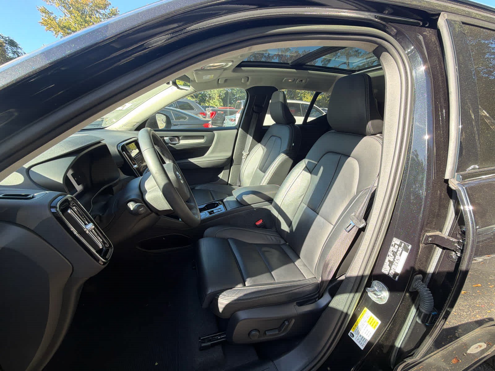 Used 2023 Volvo XC40 B5 Plus w/ Climate Package AWD/4WD image 25