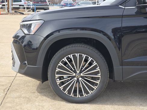 New 2026 Volkswagen Taos SE image 5