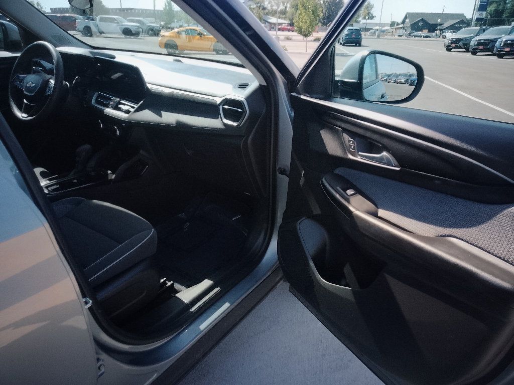Used 2025 Chevrolet TrailBlazer LT AWD/4WD image 12