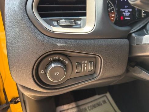 Used 2017 Jeep Renegade Latitude w/ Cold Weather Group AWD/4WD image 16