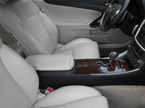 Used 2015 Lexus IS 250C RWD image 13