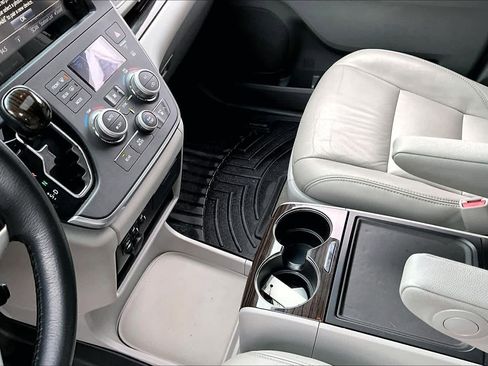 Used 2017 Toyota Sienna XLE image 16