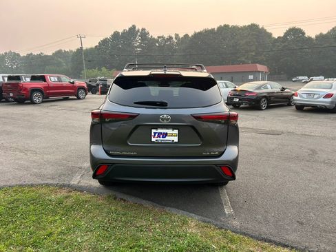 Used 2024 Toyota Highlander XLE AWD/4WD image 5