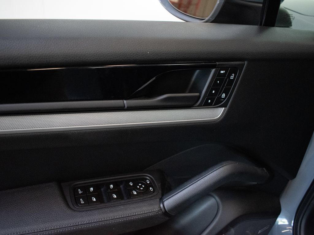 Certified 2024 Porsche Cayenne AWD/4WD image 19