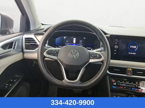 Used 2025 Volkswagen Taos SE w/ Panoramic Sunroof Package image 14