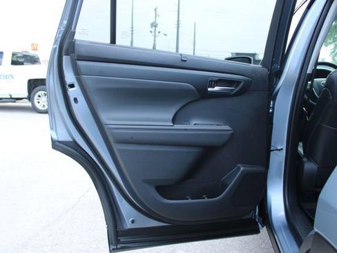 Used 2023 Toyota Highlander XLE AWD/4WD image 29