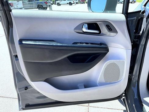 Used 2022 Chrysler Pacifica Touring-L FWD image 9