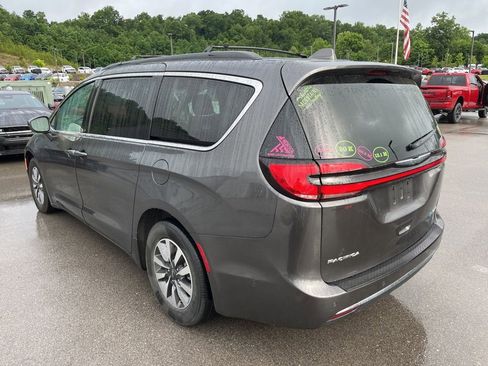Used 2022 Chrysler Pacifica Touring-L w/ Uconnect Theater Family Group FWD image 3