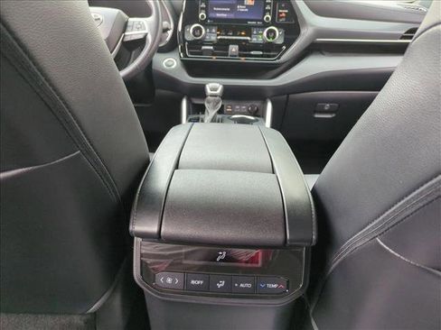 Used 2022 Toyota Highlander XSE image 17