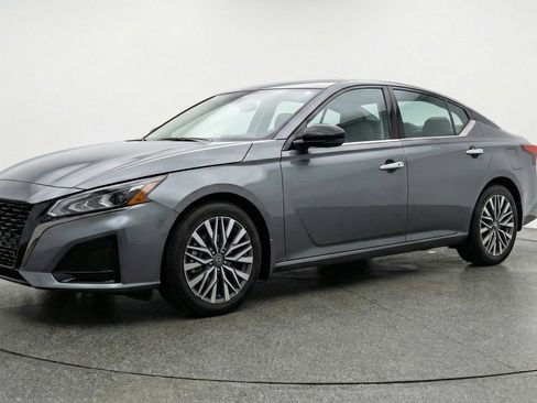 Used 2025 Nissan Altima 2.5 SV FWD image 3