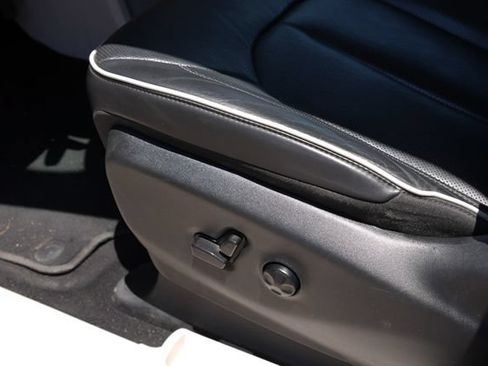 Used 2023 Chrysler Pacifica Limited FWD image 13