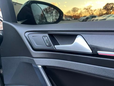 Used 2017 Volkswagen GTI SE image 29