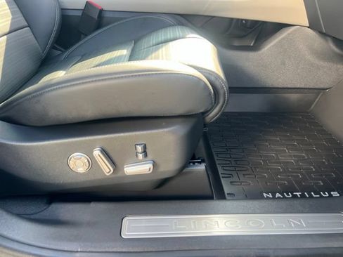 Used 2025 Lincoln Nautilus Reserve AWD/4WD image 14