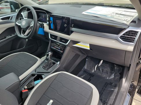 New 2026 Volkswagen Taos SE FWD image 11