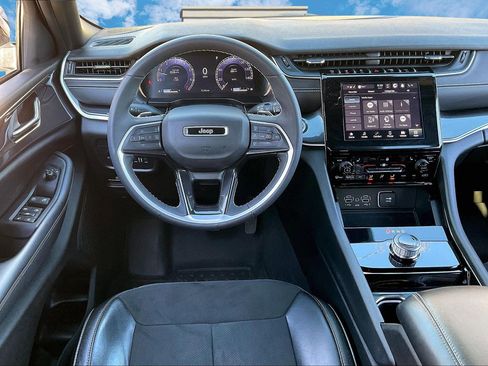 Used 2023 Jeep Grand Cherokee Altitude image 5