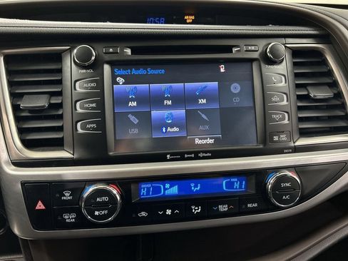 Used 2018 Toyota Highlander XLE w/ Carpet Mat Package (TMS) image 14