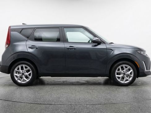 Used 2025 Kia Soul LX w/ LX Technology Package FWD image 11