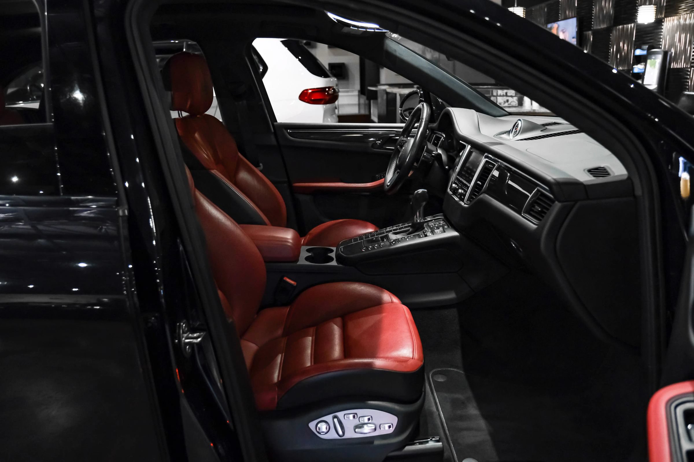 Used 2015 Porsche Macan Turbo AWD/4WD image 32