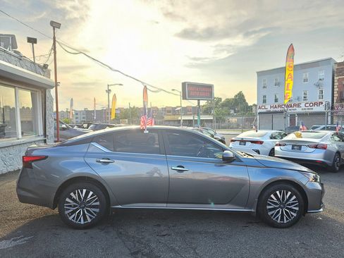 Used 2023 Nissan Altima 2.5 SV image 3