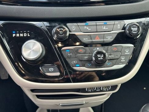 Used 2024 Chrysler Pacifica Touring-L FWD image 31