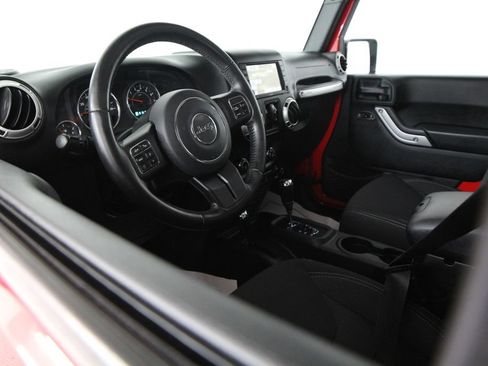 Used 2017 Jeep Wrangler Unlimited Sahara w/ Max Tow Package AWD/4WD image 6