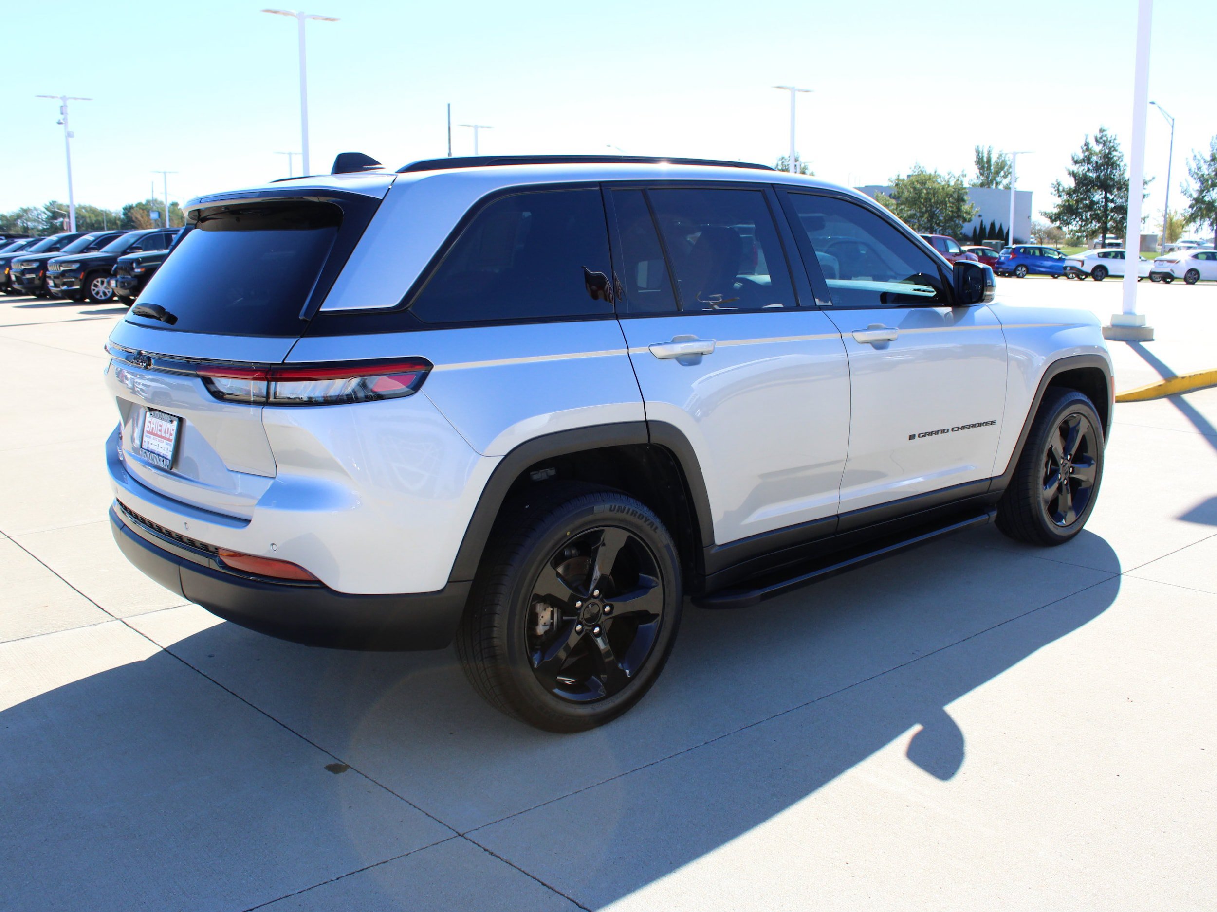 Used 2022 Jeep Grand Cherokee Altitude AWD/4WD image 6