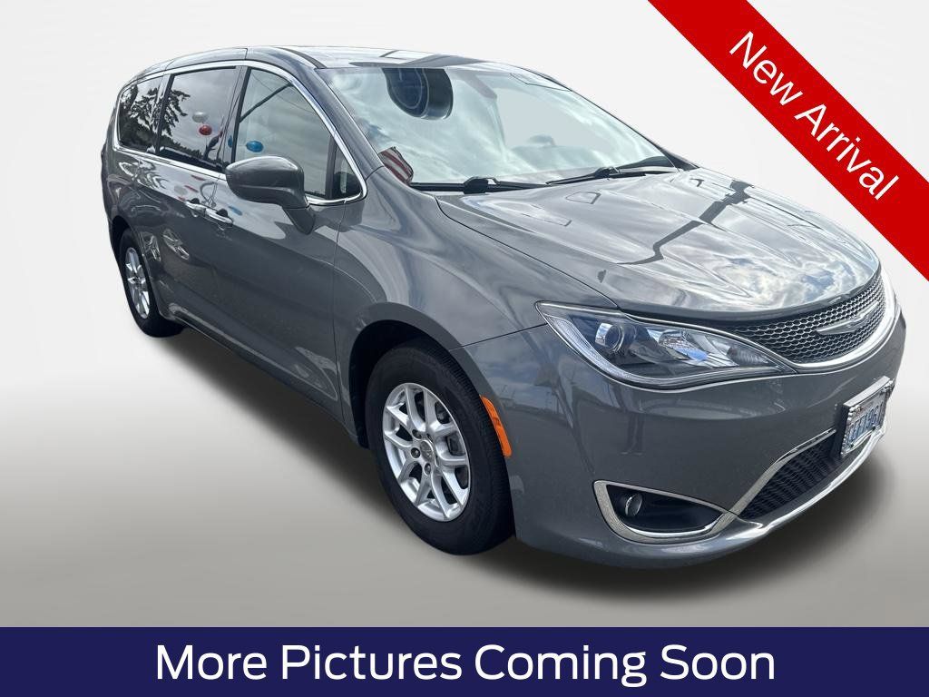 Used 2020 Chrysler Pacifica Touring FWD image 1