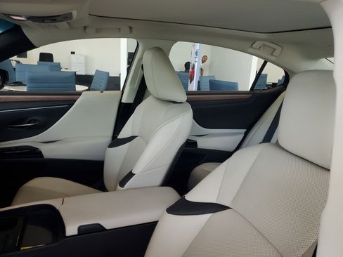 Used 2025 Lexus ES 350 w/ Premium Package image 17