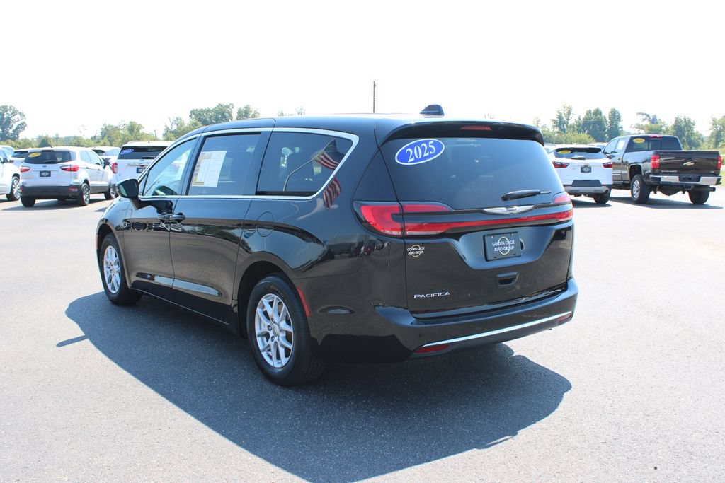 Used 2025 Chrysler Pacifica Select FWD image 7