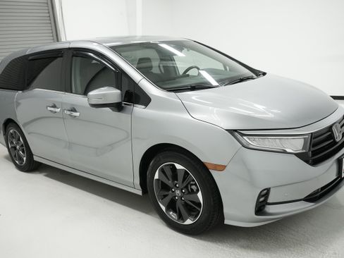 Used 2023 Honda Odyssey Elite image 3