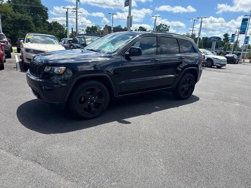 Used 2018 Jeep Grand Cherokee Laredo AWD/4WD image 3