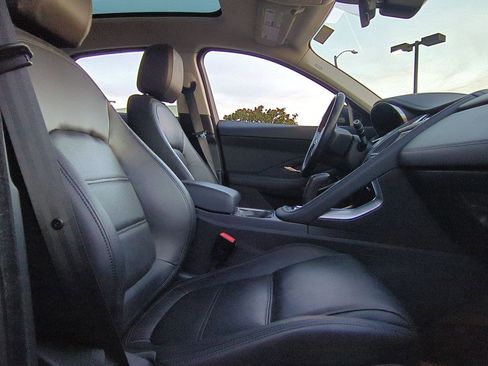 Used 2018 Jaguar E-PACE SE image 26