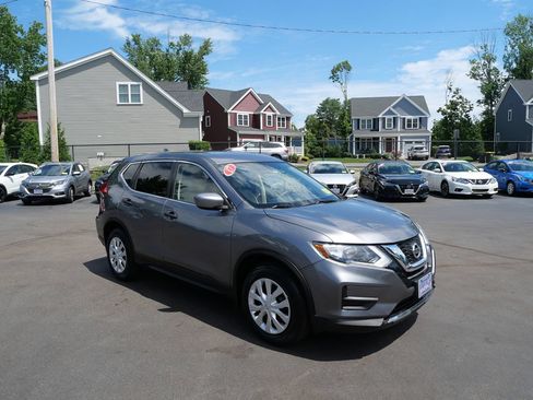 Used 2017 Nissan Rogue S AWD/4WD image 2
