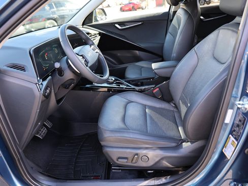 Used 2024 Kia Niro SX Touring image 18