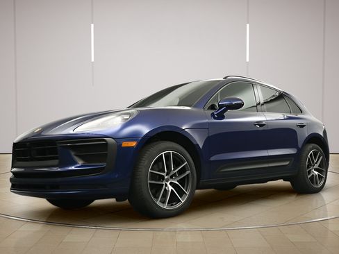Certified 2025 Porsche Macan AWD/4WD image 30