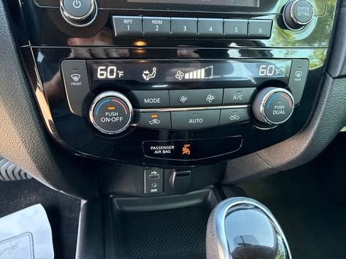 Used 2017 Nissan Rogue SV AWD/4WD image 12