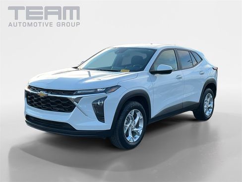 Used 2024 Chevrolet Trax LS w/ LS Convenience Package image 3