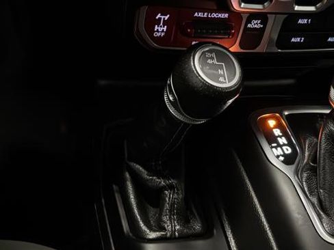 Used 2024 Jeep Gladiator Mojave w/ Technology Group AWD/4WD image 34