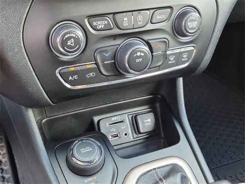 Used 2015 Jeep Cherokee Latitude w/ Cold Weather Group image 28